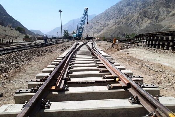 توسعه ریلی در فارس گرفتار کمبود اعتبار یا ضعف پیگیری؟/ تعطیلی کارگاه‌های عمرانی به هیچ عنوان قابل پذیرش نیست/ پیشرفت فیزیکی راه‌آهن شیراز بوشهر در دو سال اخیر اعلام شود