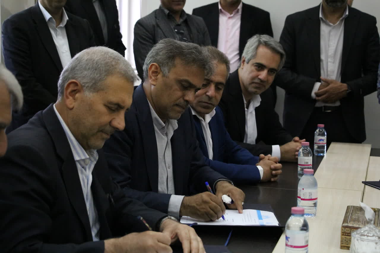 تفاهم‌نامه دومین درمانگاه فرهنگیان شیراز با علوم پزشکی امضاء شد/ کلاری: این مرکز تخصصی برای ارائه خدمات ویژه درمانی به زودی راه‌اندازی می‌شود