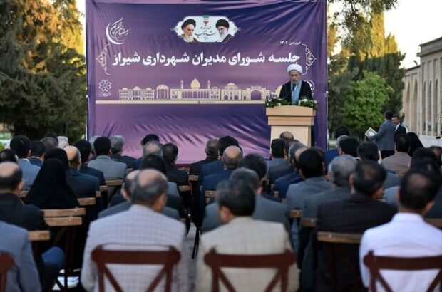مدیران شهری شیراز را به قله فرهنگ برسانند/ آیت‌الله دژکام: به فرهنگ شهروندی با محوریت ایرانی‌اسلامی توجه بشود