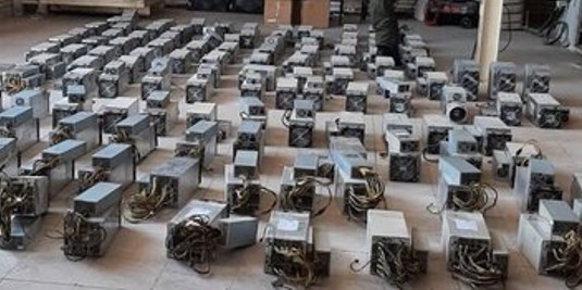 تجهیزات استخراج غیرمجاز رمزارز در مرکز پرورش شترمرغ سروستان کشف شد/ خسروی: سوءاستفاده از انرژی یارانه‌ای بار سنگینی به شبکه برق تحمیل می‌کند