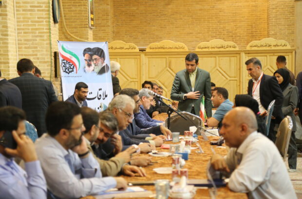 میز خدمت مدیران اجرایی فارس با حضور استاندار در مسجد وکیل شیراز برگزار شد/ ایمانیه: از قانون برای حل مشکلات مردم استفاده کنید