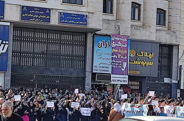 تجمع و اعتراض خانواده‌های دانش‌آموزان سمپادی به رای دیوان عدالت اداری در شیراز/ تیزهوشان خواستار لغو رای هیأت عمومی شدند