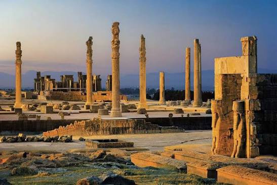 میراث جهانی ایران نباید تبدیل به سهمیه سیاسی بشود/ ملاک انتخاب و انتصاب مدیر پایگاه تخت‌جمشید باید شایسته‌گزینی باشد نه روابط قدرت!/ وزارتخانه و استانداری فارس پاسخگوی افکار عمومی باشند
