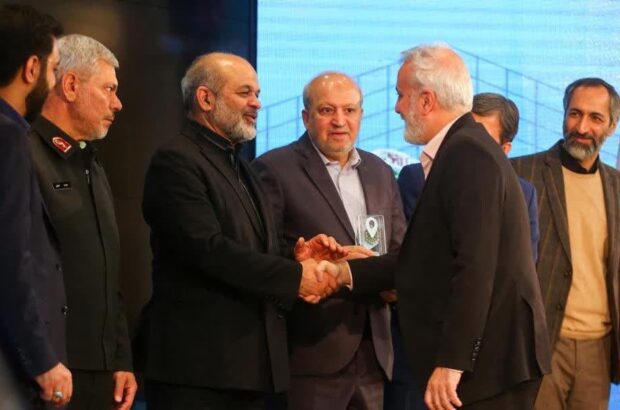 درخشش شهرداری شیراز در همایش روز ملی حمل و نقل/ شهرداری شیراز از سوی وزیر کشور به عنوان شهرداری برتر مورد تقدیر قرار گرفت