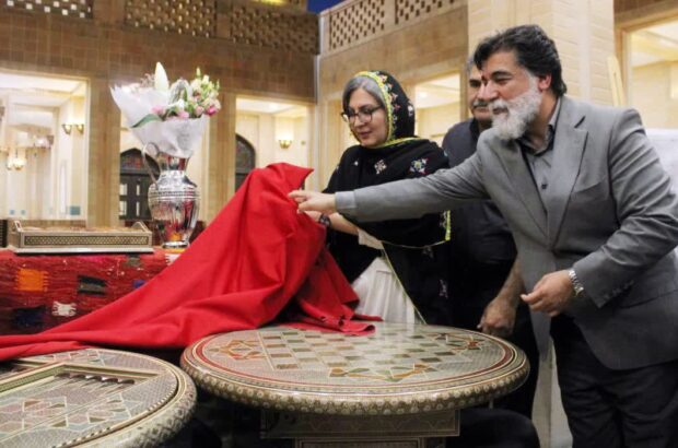 دو شاهکار هنری معرق و خاتم در فارس رونمایی شد/ مدیریت بازار هنر شیراز به میراث واگذار می‌شود/ مریدی: شیراز شهر جهانی صنایع‌دستی است و باید بدرخشد