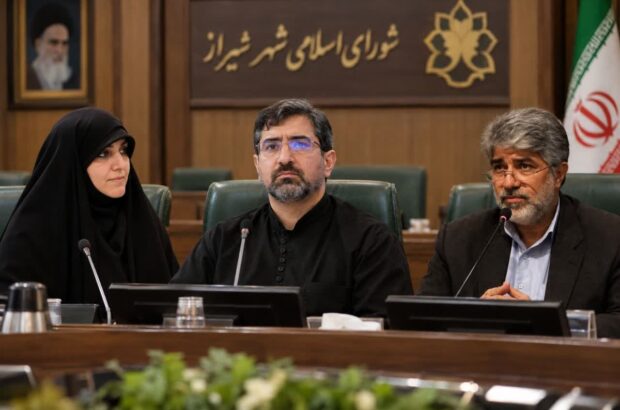 نظارت سه عضو شورا بر عملکرد شهرداری شیراز ادامه دارد/ تبدیل وضعیت ۳۲ نفر از سه هزار نفر کارکنان شرکتی شفاف‌سازی شود!/ دستگاه‌های نظارتی رسیدگی کنند؛ استخدام باید طبق معیار و قابل دفاع باشد+ نامه