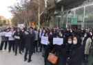 کارکنان راه و شهرسازی فارس به پایین بودن حقوقشان معترض شدند/ کارکنان در مقابل اداره راه و شهرسازی برای وضعیت پرداختی ها ناعادلانه تجمع کردند