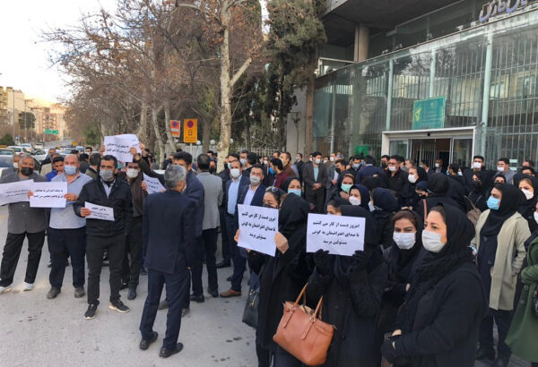 کارکنان راه و شهرسازی فارس به پایین بودن حقوقشان معترض شدند/ کارکنان در مقابل اداره راه و شهرسازی برای وضعیت پرداختی ها ناعادلانه تجمع کردند