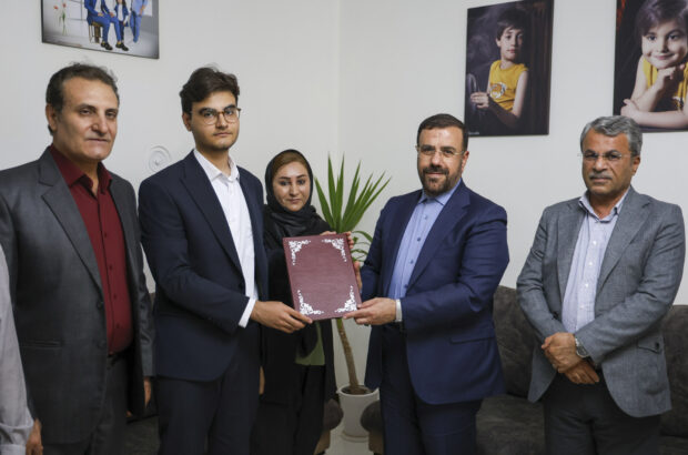 استاندار فارس از مدال‌آور طلای هوش مصنوعی جهان تقدیر کرد/ رضازاده: نخبگان با فراهم شدن امکانات می‌توانند در ایران خدمت کنند/ امیری: حمایت از استعداد‌های برتر از اولویت‌های مدیریتی استان است