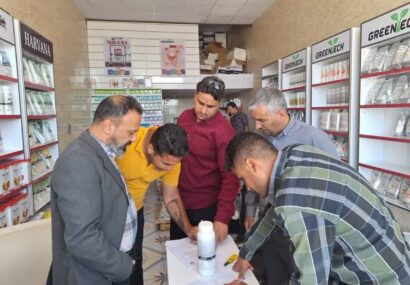 پلمب ۱۰ داروخانه گیاهپزشکی متخلف در داراب/ عباسی: کشاورزان سموم خود را با نسخه از داروخانه‌های مجاز خریداری کنند