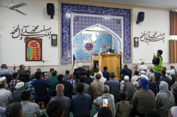 استاندار فارس میهمان نماز جمعه اهل سنت شد/ طرح دشمن در ایجاد تفرقه و تندروی شکست خورد/ امیری: اندیشه رهبر شهید انسجام و اتحاد امت اسلامی است