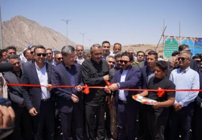 مسیر جدید بزرگراه جهرم-لار-بندرعباس به بهره‌برداری رسید/ عبدالهی: حدود ۸۰ درصد این محور بزرگراهی تکمیل شده است/ رضایی‌کوچی: این پروژه ملی نقش مهمی در تقویت شبکه حمل‌ونقل جنوب کشور دارد